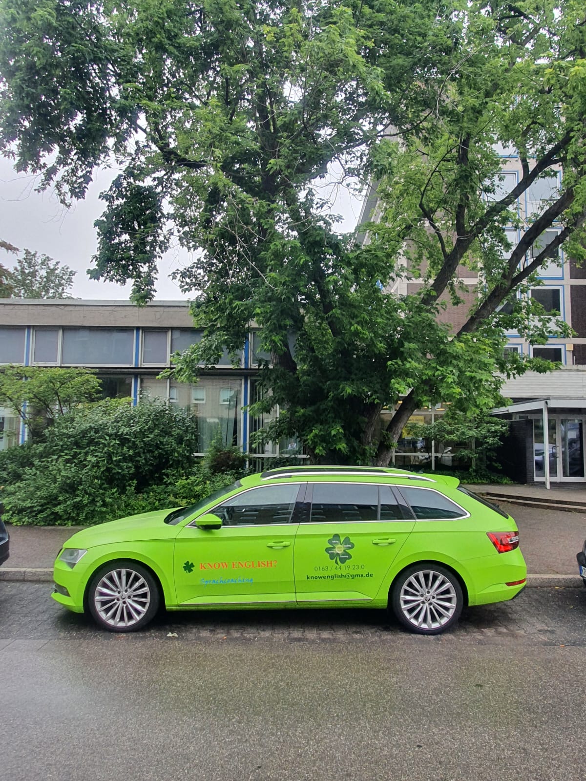 Know English Fahrzeug vor Gebäude